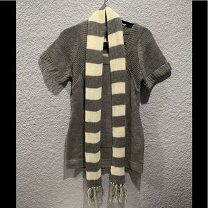Short sleeve chunky sweater with scarf